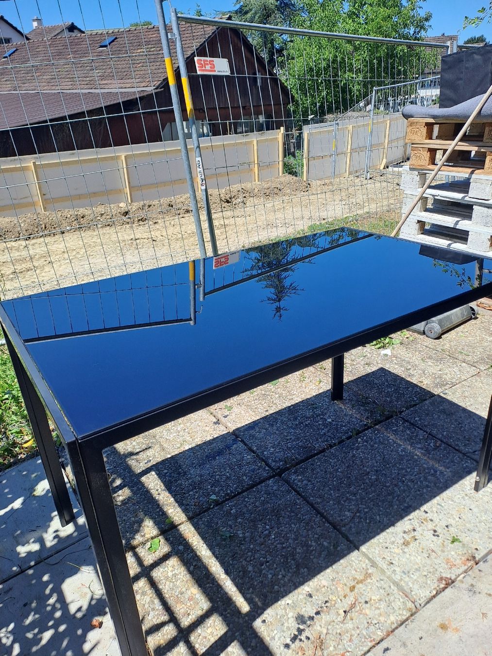 Set de table et chaises: Schwarzer Tisch mit 4 Stühlen  – D'occasion à Stäfa par chiarabless 1