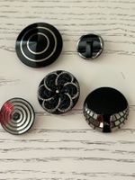 Antike schwarze Glasknöpfe mit Silberbedampfung