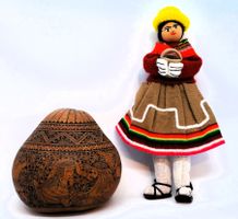calebasse gravée Pérou Andes Inca + poupée folklo Peru