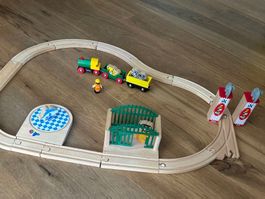 Brio Holzbahn mit Zoo-Motiven, Zug und Tierfiguren.