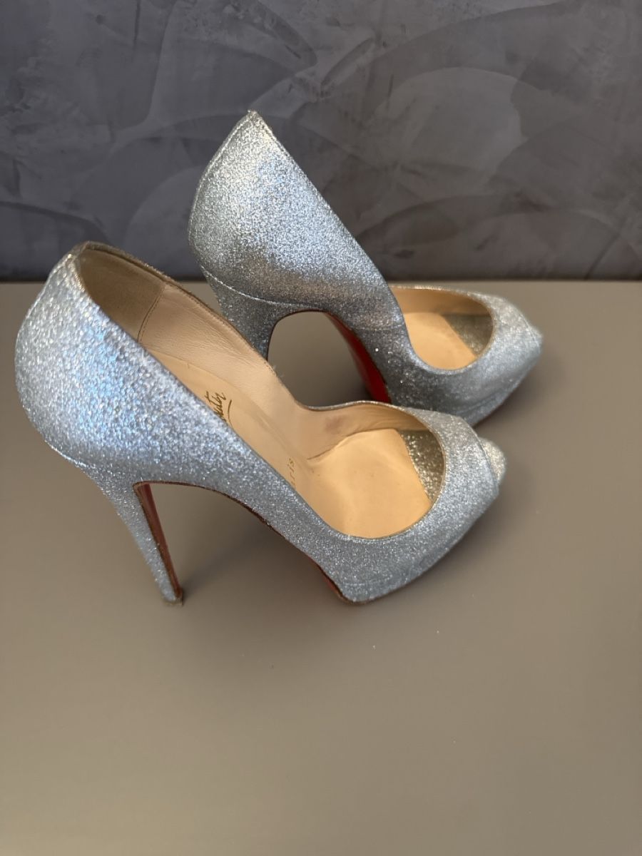 Christian Louboutin Damenschuhe: Silver Glitter Peep Toe Heels Size 36.5 – Gebraucht aus Lugano von og4_h9b8 5