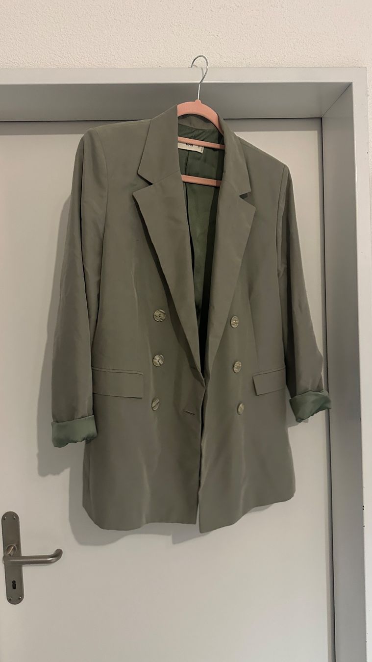 Jacken: Eleganter Blazer in edlem Salbeigrün – Gebraucht aus Chur von sivik