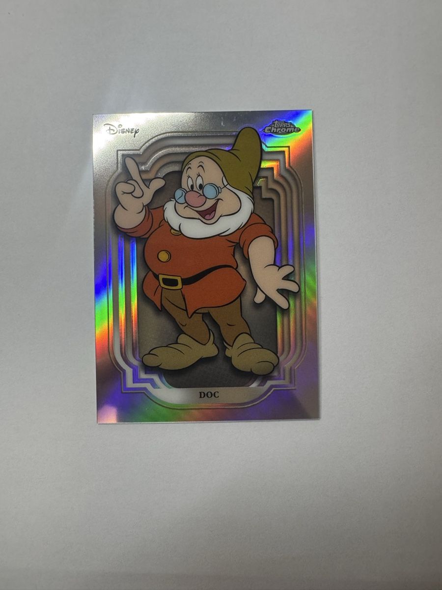 Topps Carte collezionabili: 2024 Topps Chrome Disney Doc Refractor  – Usato da Stetten AG venduto da Dekis-Tradingcards