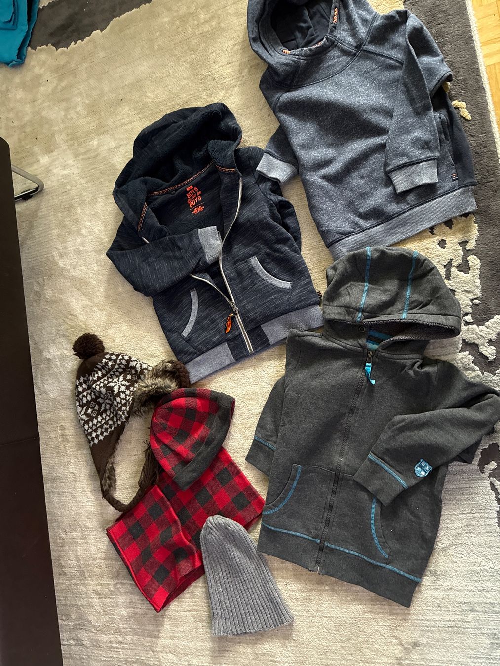 Maglioni & Felpe: Kinderkleiderpaket : 3 warme Pullover + 3 Mützen & Schal, Gr – Usato da Zug venduto da Jm2005 1