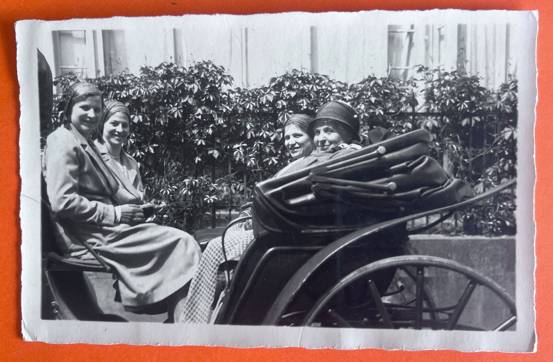 Cartoline postali: AK Kutschenfahrt mit 4 Damen – Usato da Biberist venduto da Edelfloh