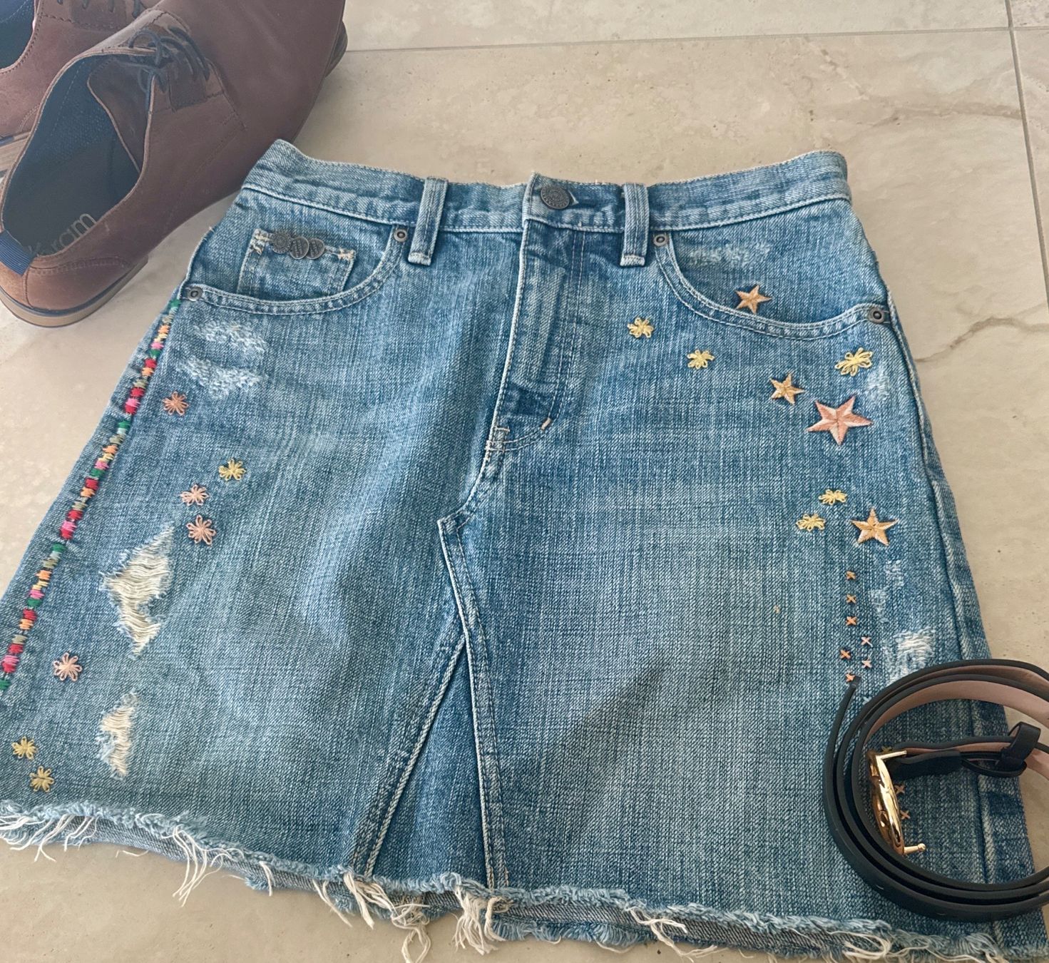 Odd Molly Gonne: Jupe en jean Odd Molly brodée – Usato da Corcelles-Payerne venduto da littlemarket