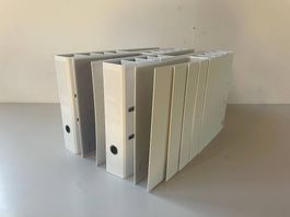 21 weisse Bundesordner