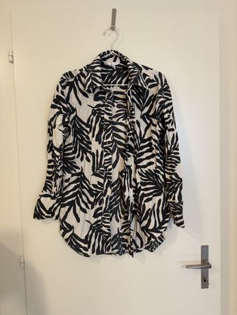 Schwarz-weisse Bluse mit Muster (H&M) 
