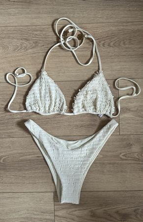 Luli Fama Badeanzug mit High-Cut-Bikinihose. 