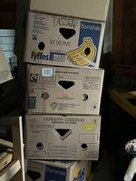 ca. 7 leere Banankisten & 12 zusammengelegte Umzugskartons