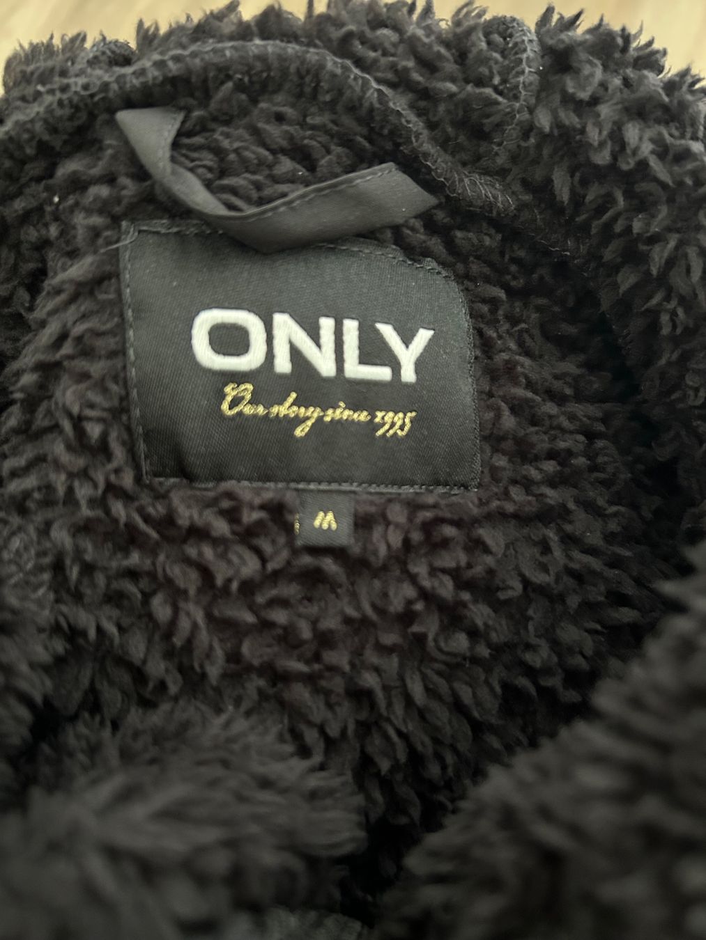 Only Giacche: Flauschige Teddyjacke Grösse M – Usato da Muri AG venduto da ali_27hx 2
