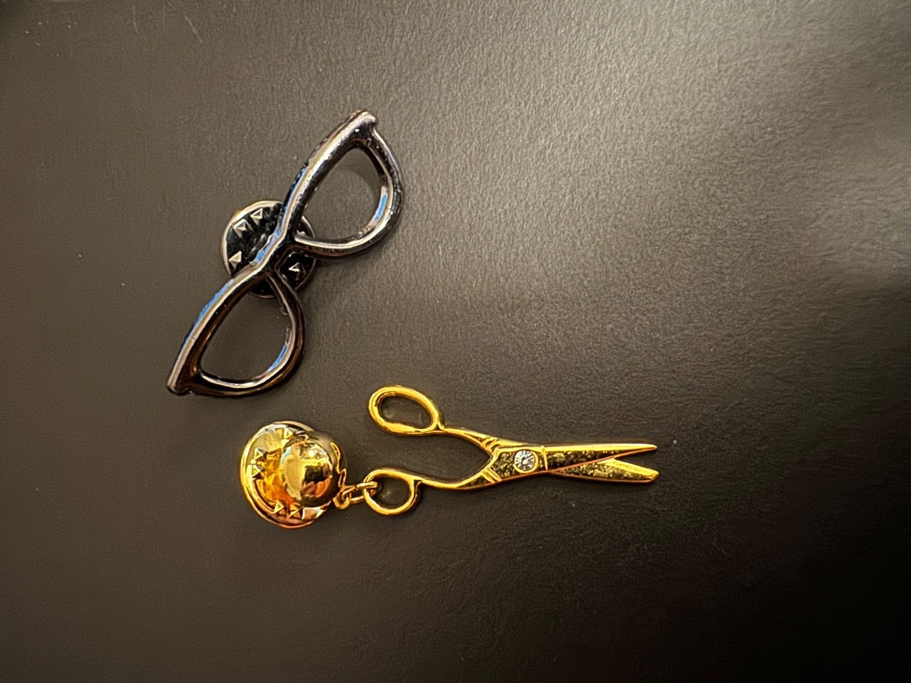 Placchette & Badge: Pin Set Schere und Brille :) – Usato da Galgenen venduto da rub_f6kh