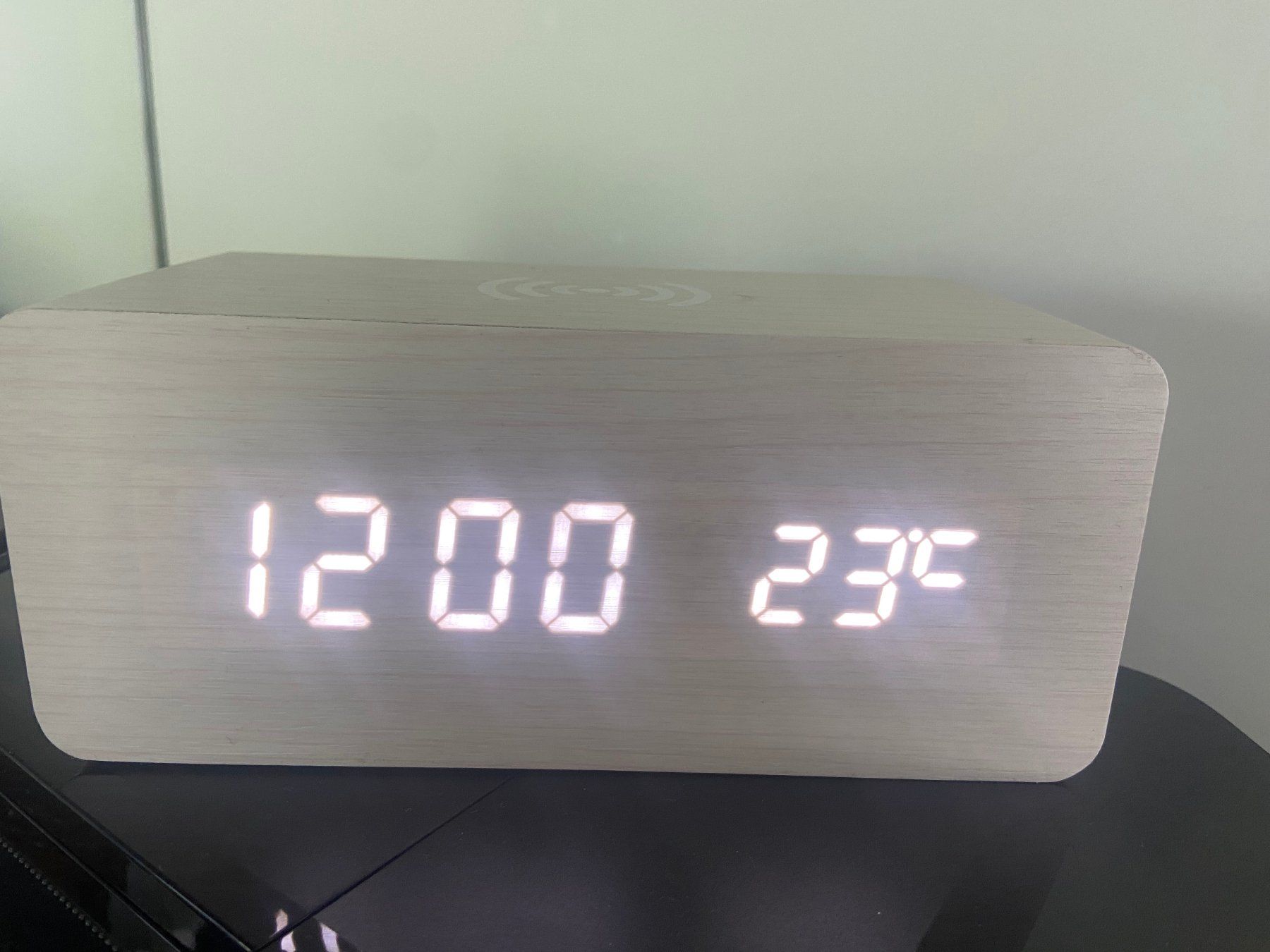 Réveils: Wecker/Uhr mit integrierter Ladestation Qi Wireless – Neuf (Voir description) à Villeret par cids