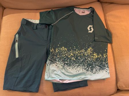 Scott Bike Jersey und Shorts Grösse L neuwertig