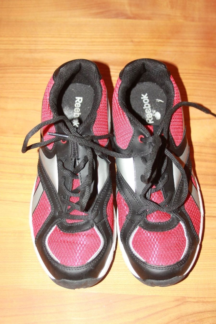 Reebok Scarpe per ragazze: rotschwarze Innen Turnschuhe 37 Reebok – Usato da Wenslingen venduto da Strick4Alpaca