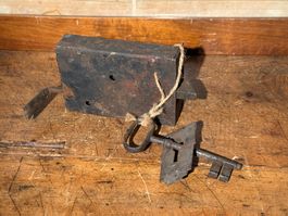 Antikes Kastenschloss aus Eisen mit Schlüssel