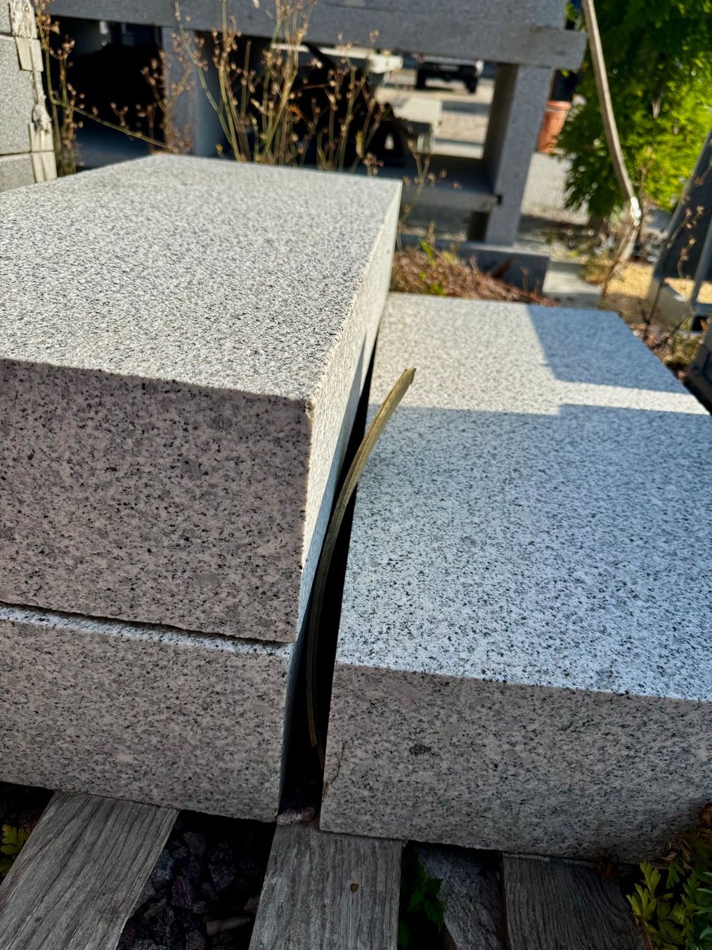 Pietre & tegole: Granit Blockstufen "Salgadas" grau – Restposten 3 Stk. – Nuovo e nell'imballaggio originale da Münchwilen venduto da interstein 1