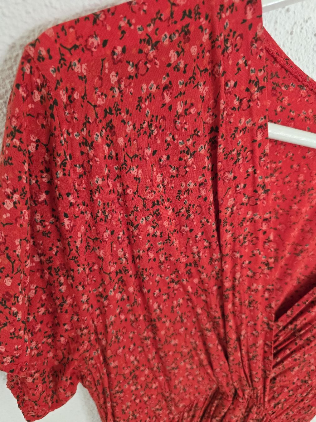 Kleider: Rotes Sommerkleid mit Blumenmuster, Grösse one size – Gebraucht aus Erschwil von LOLOPE 1