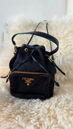 Original Prada Tasche aus schwarzem Nylon – 18 × 23 × 13 cm