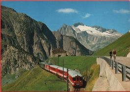 FURKA-OBERALP-BAHN Fahrradfahrer auf der Passstrasse