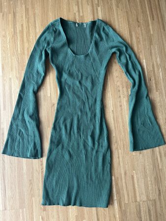 Grünes Strickkleid gerippt mit Glockenärmeln - figurbetont 