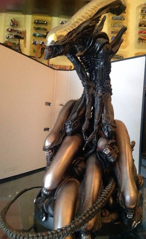 Sculture & Statue: ALIEN PILE POLYSTONE STATUE by FEWTURE MODELS  – Usato da Paudex venduto da Bdolovech