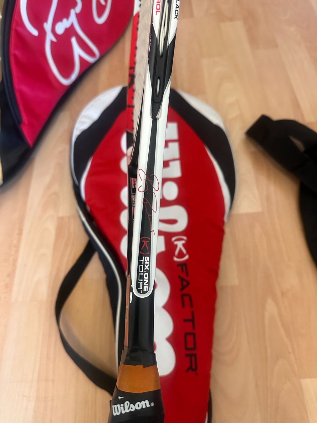 Wilson Racchette: Wilson K Factor Tennisschläger mit Roger-Federer-Autogramm – Usato da Niederwangen BE venduto da poo_jwh7 1