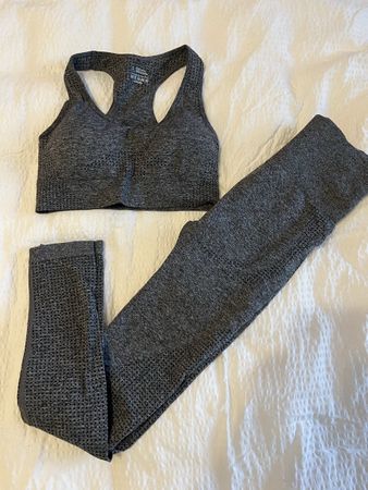 Grauer Sport-Anzug, Grösse S, für Yoga, Fitness & Gym!