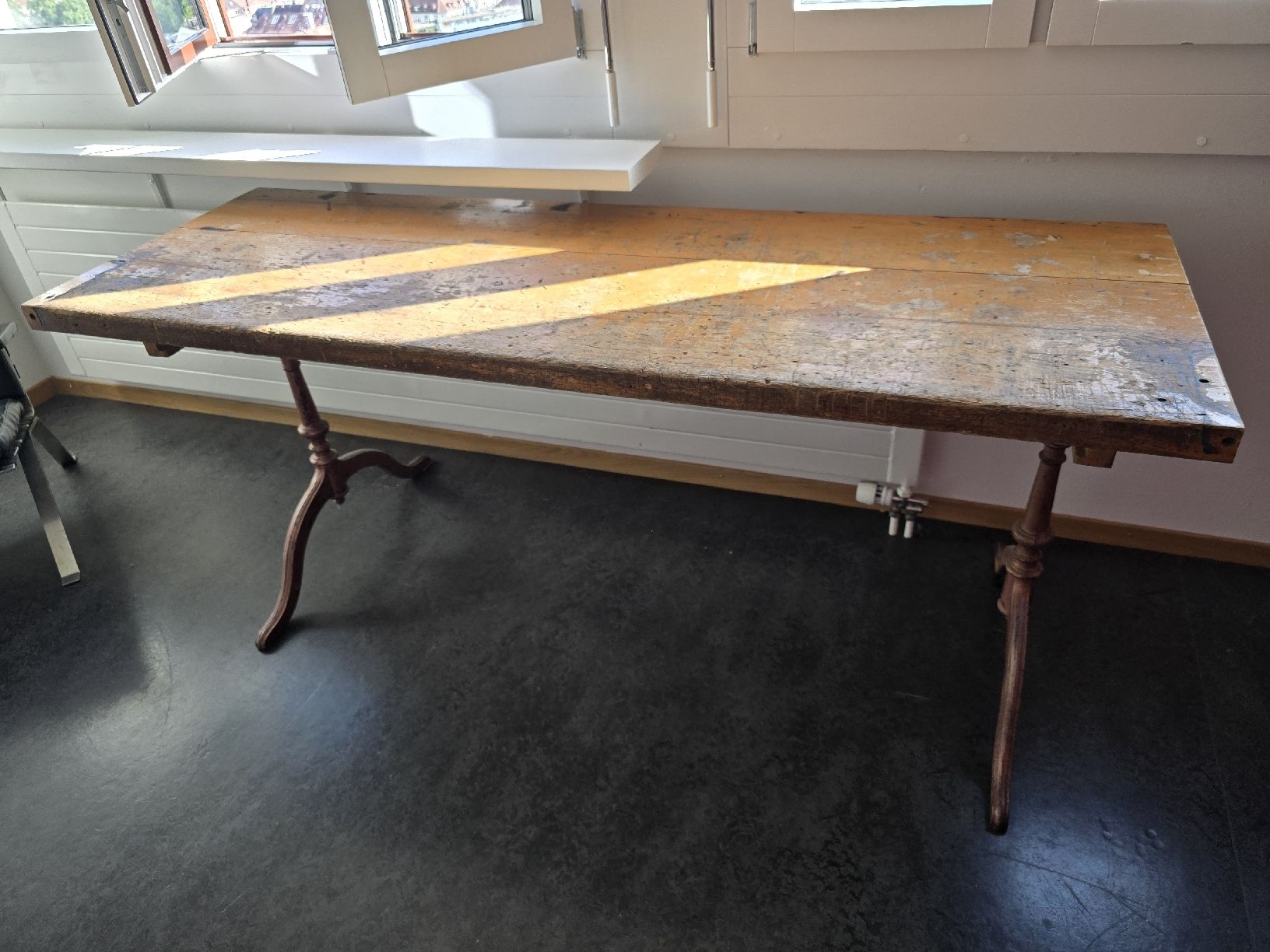 Horgen Glarus Tables: Altes Tisch massiv Holz mit Horgenglarus Eisengussfussen geb – D'occasion à Zürich par Silentlamb 3
