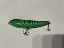 Stickbait grün schwarz 10 cm Hecht Kunstköder topwater