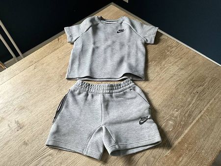 Sportkleider von Nike (Gr. 104-110)