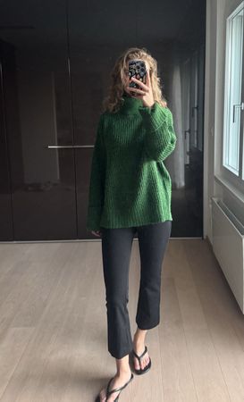 Grüner Strickpullover mit Rollkragen 