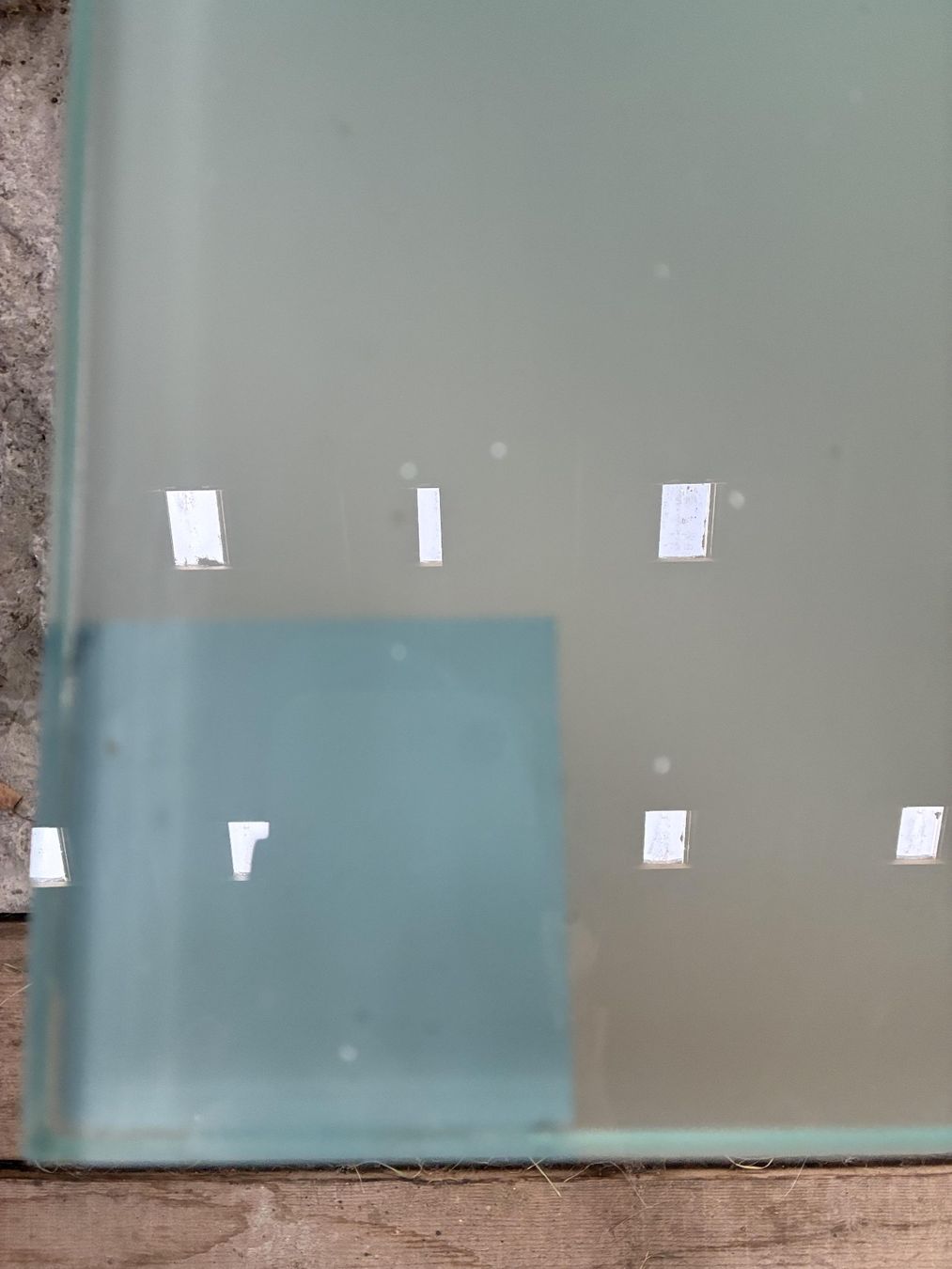 Tables: Tisch Glas satiniert  - Beine Alu rund – D'occasion à Oberkulm par Weberlisa 6