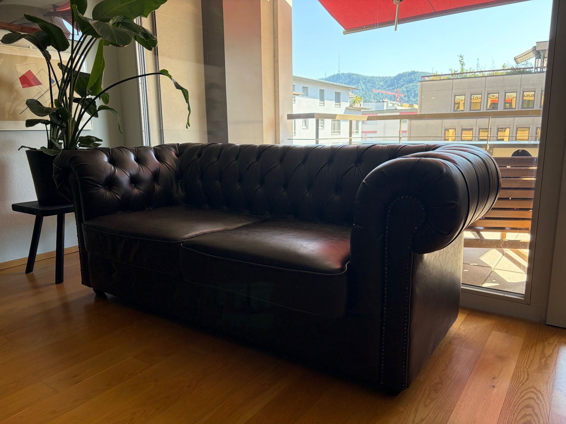 Divani: Chesterfield-Imitat aus Kunstleder – Usato da Zürich venduto da nikitin 1