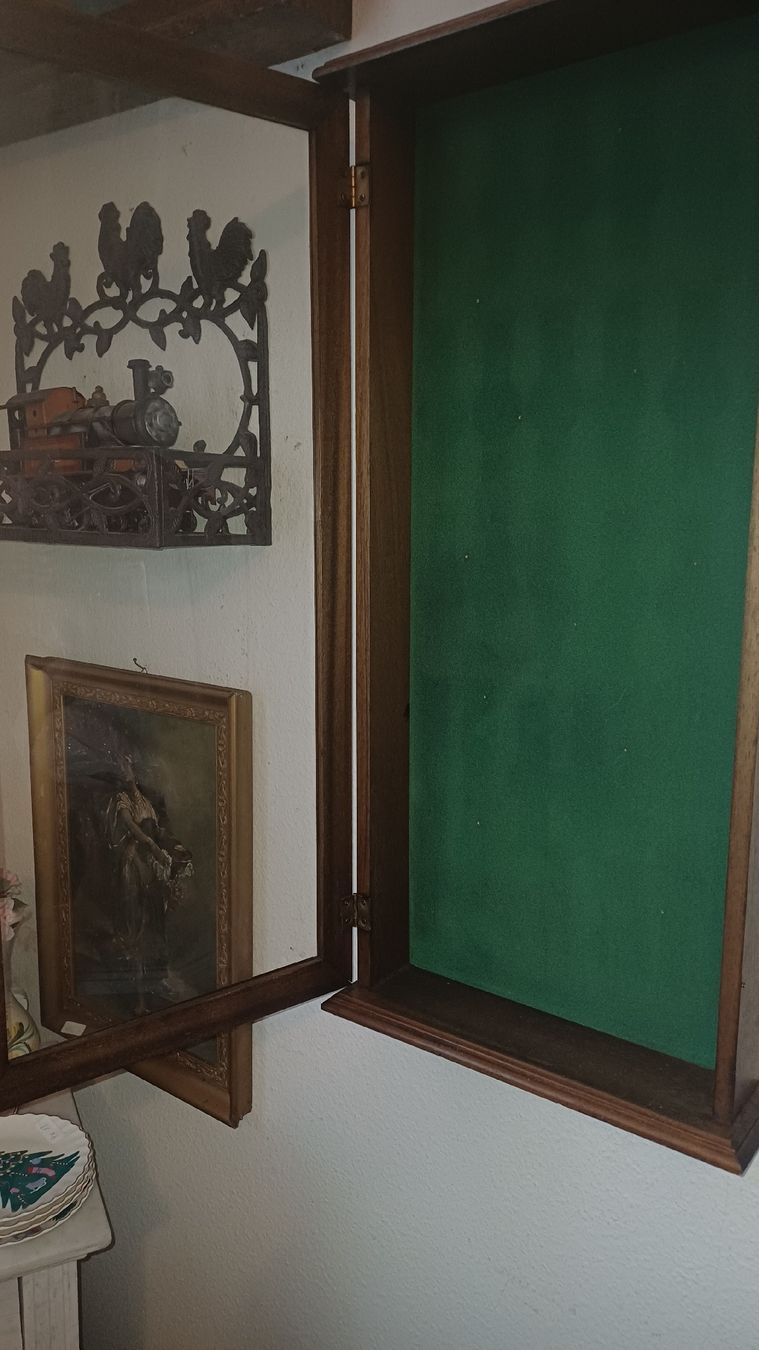 Vitrinen: Alte Wandvitrine  – Gebraucht aus Flawil von Naphtali 9