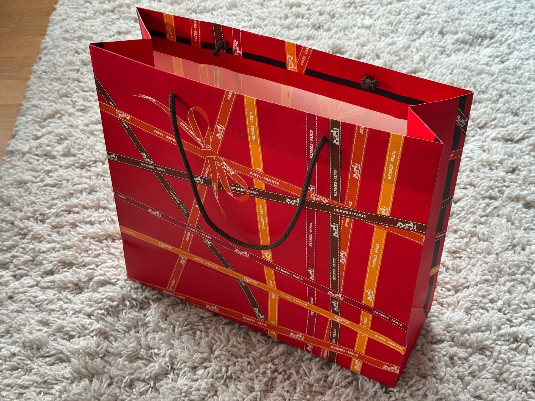 Hermès Borse: Hermès Geschenktasche, rote Einkaufstasche, neuwertig! – Nuovo (secondo la descrizione) da Zürich venduto da wtpooh 2