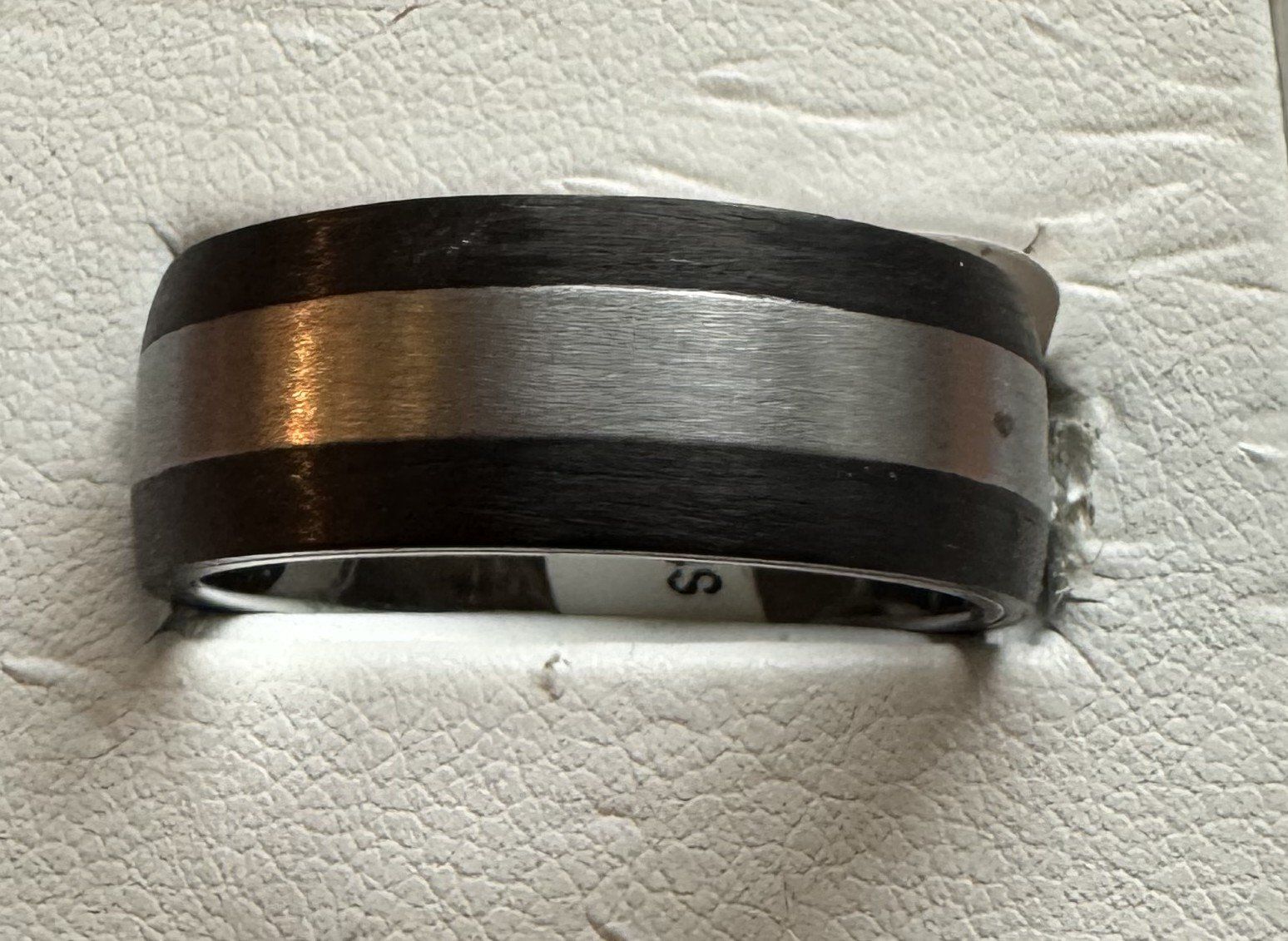 Anelli: Cooler Herrenring Edelstahl mit Carbon – Nuovo e nell'imballaggio originale da Hombrechtikon venduto da Harosa 1