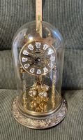 Uhr in goldfarben mit Glaskuppel