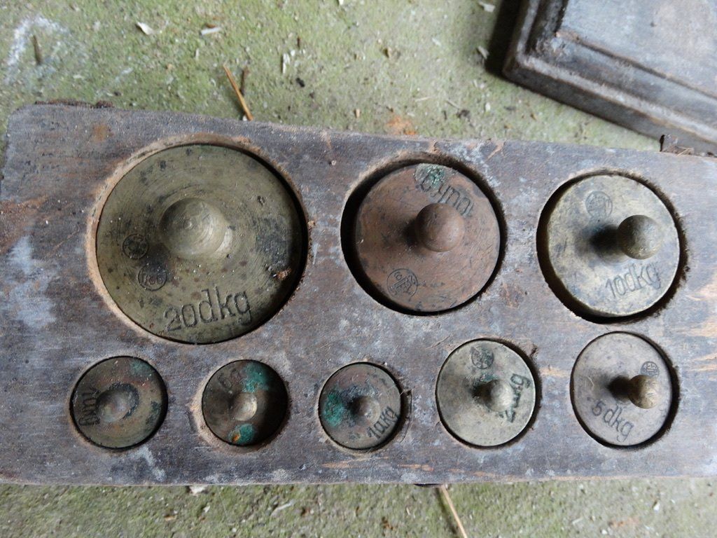 Waagen und Gewichte: antikes Set Gewichtssteine Messing? in Holzbox Gewichte – Gebraucht aus Grossaffoltern von Bessy202 1