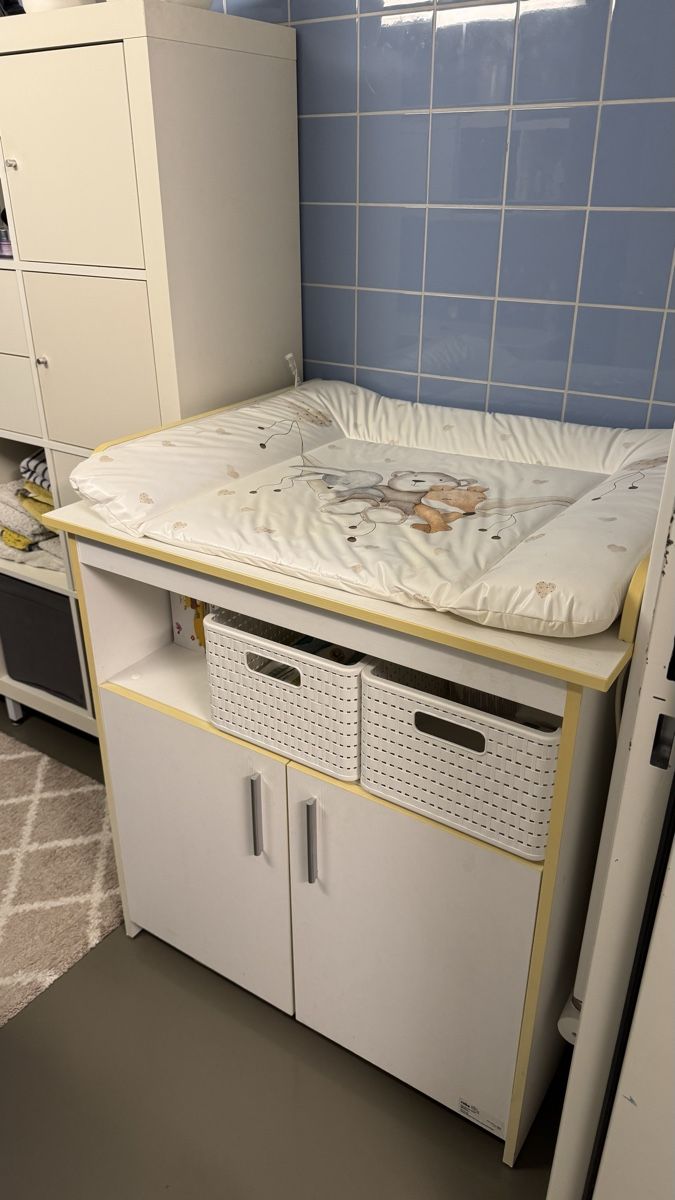 Wickeltisch & Zubehör: Wickeltisch mit Unterschrank – Gebraucht aus Watt von Hutchenson