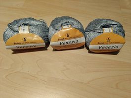 Glänzendes Garn zum Häkeln und Stricken hellblau