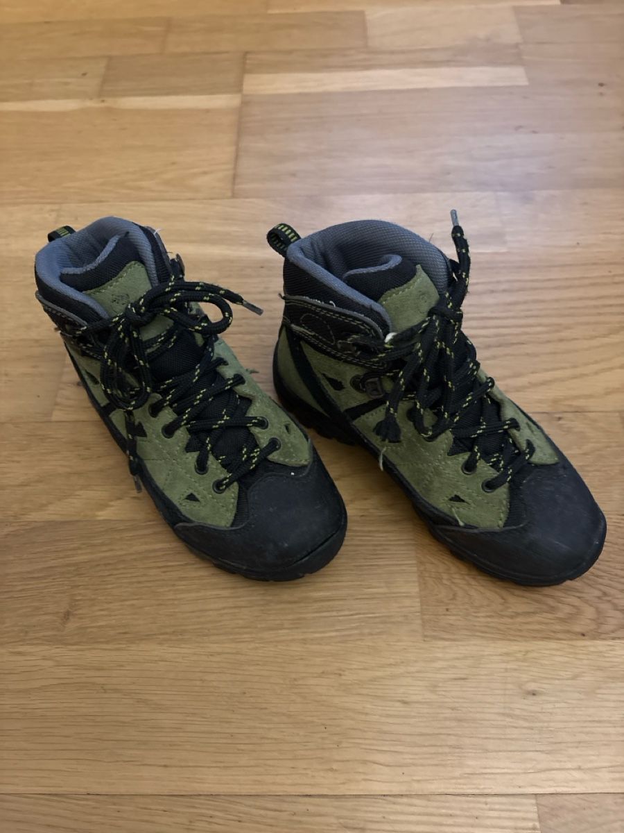 Scarpe da uomo: Kinder Wanderschuhe Grösse 32 Top Zustand – Usato da Neuenegg venduto da recob