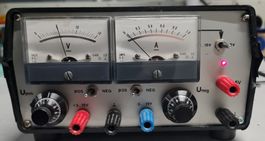 Labornetzgerät 2 x 15V/1A  einstellbar, 1 x 5V Fix