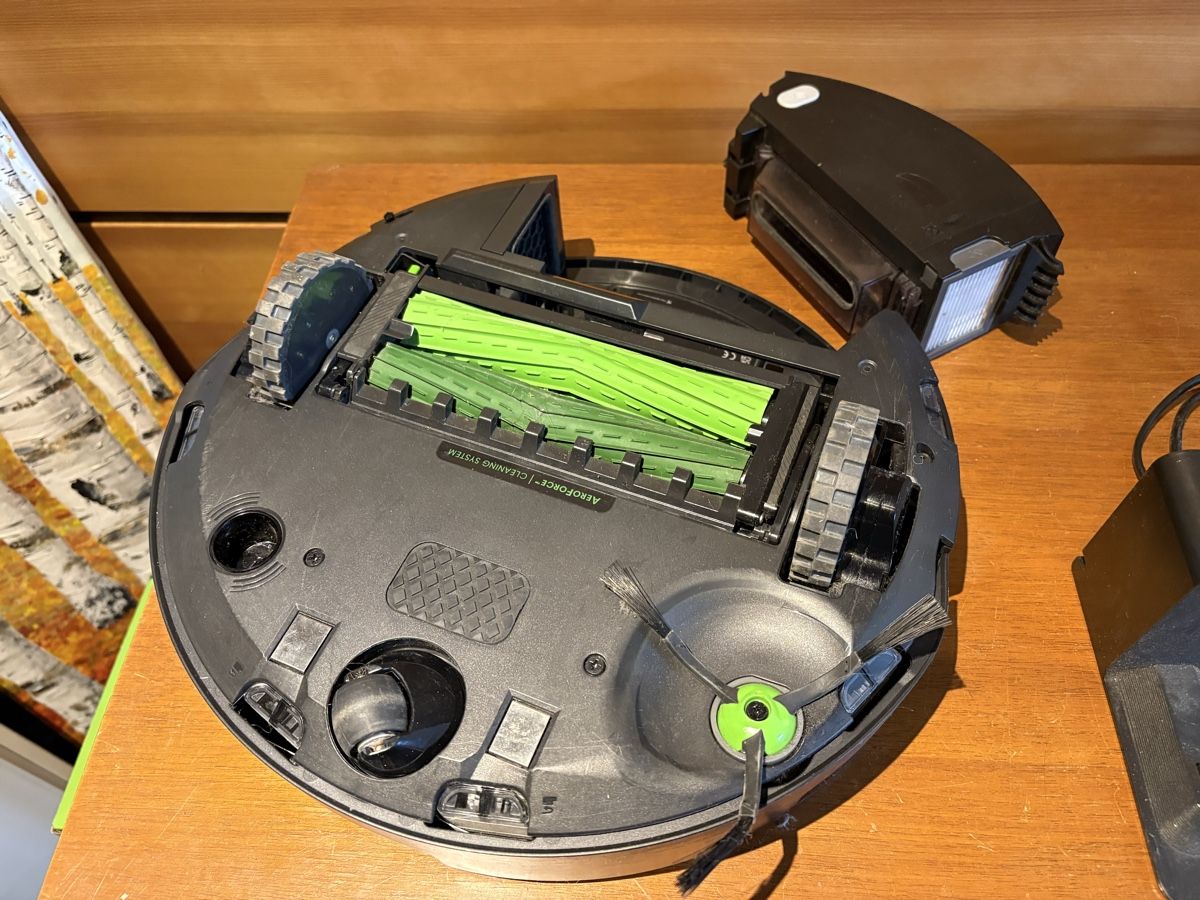 Irobot Staubsauger & Zubehör: iRobot Roomba Staubsaugroboter j7 – Gebraucht aus Schönenwerd von Qn 1