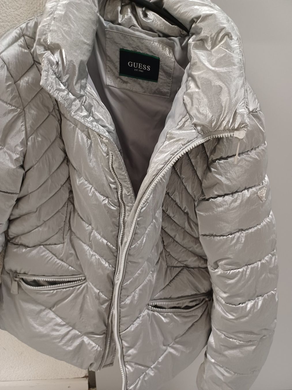 Guess Giacche: Guess silber Jacke Gr L – Usato da Emmenbrücke venduto da Ddagi
