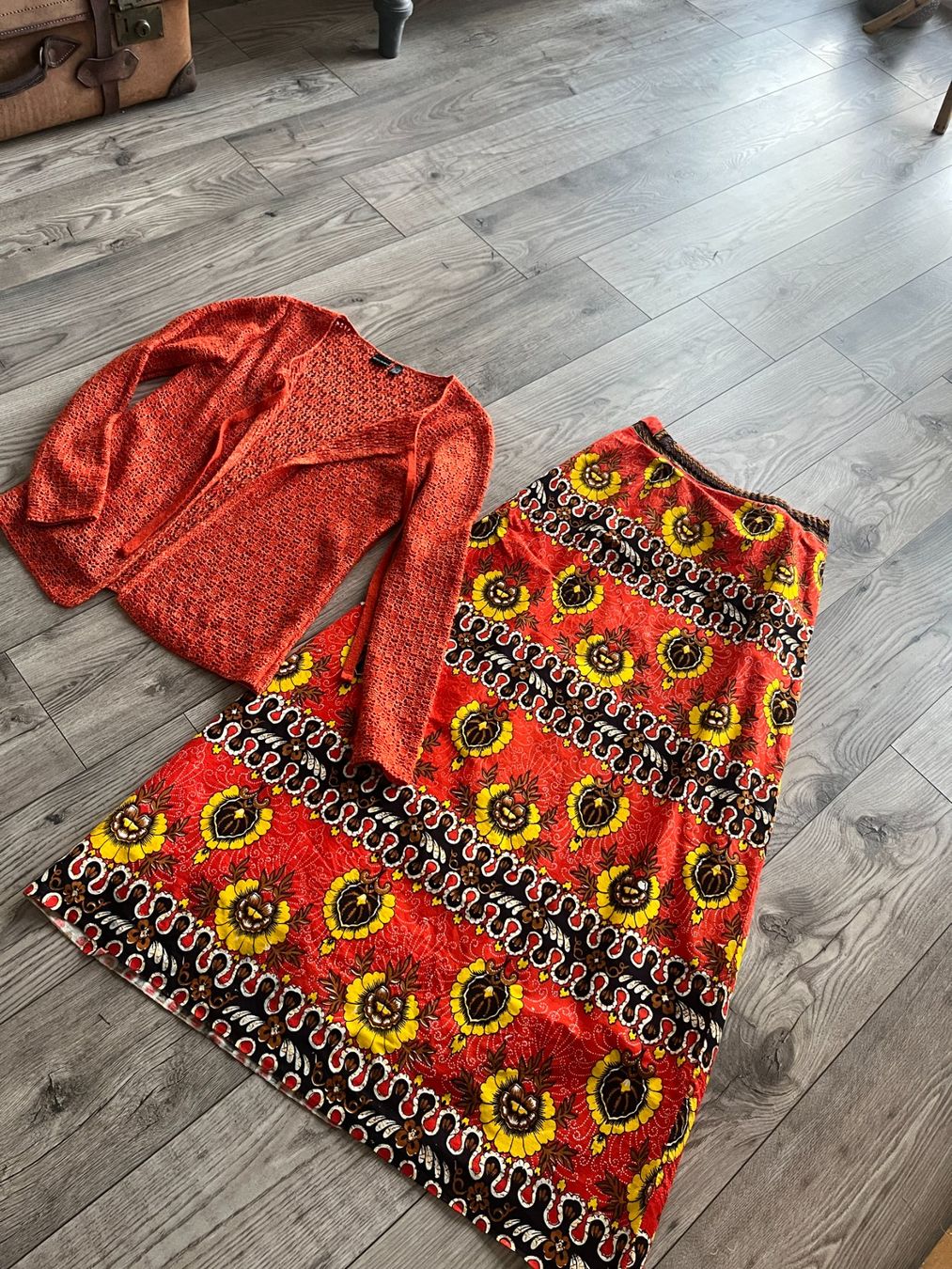 Lotti di vestiti: Ensemble Jupe et gilet Orange – Usato da Seiry venduto da vanille08 9