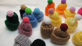 Mini Mützen gestrickt Pompon 19 Stück