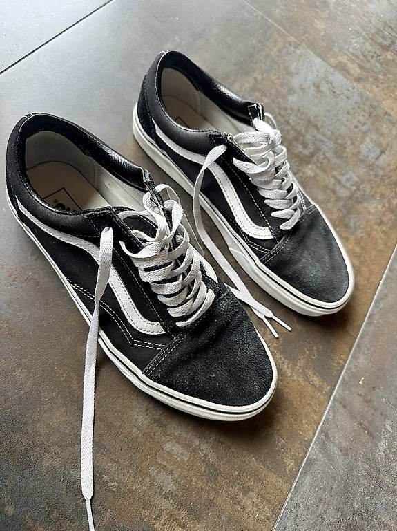 Scarpe da uomo: Schuhe Vans schwarz Grösse 42 – Usato da Brienz BE venduto da hallo_velo