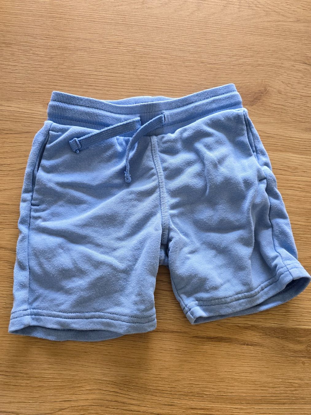 H&M Pantaloni: Kurze Trainerhose H&M Gr 110 – Usato da Uetendorf venduto da baumstamm3
