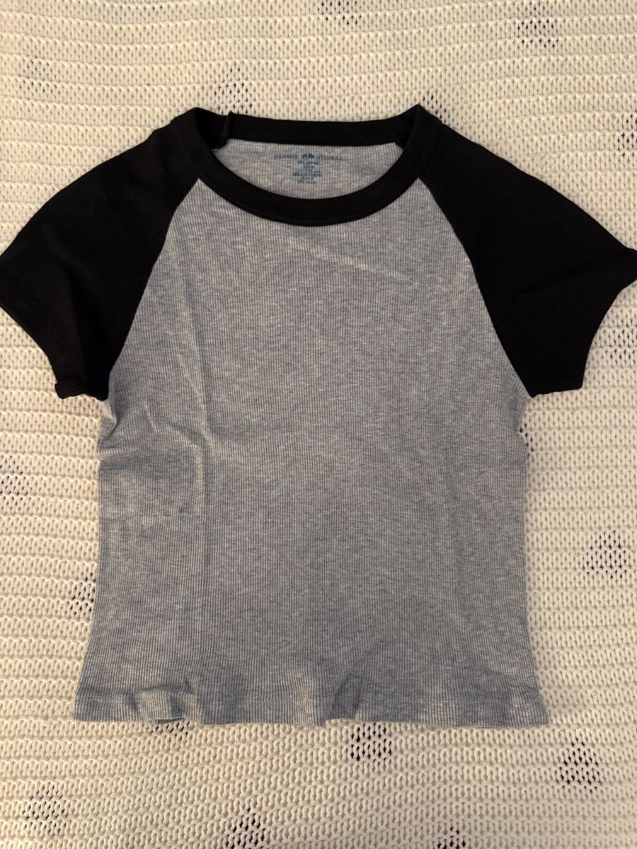 Brandy Melville Tops: Brandy Top – Gebraucht aus Binningen von zoemaya